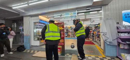 ▲▲迎接跨年人潮位於北市的萊爾富信義市府站，上午9點30分即安排人員拆除門市大門及冰箱門玻璃，以節省並縮短民眾拿取商品的時間。（圖／記者吳翊緁攝）&nbsp;