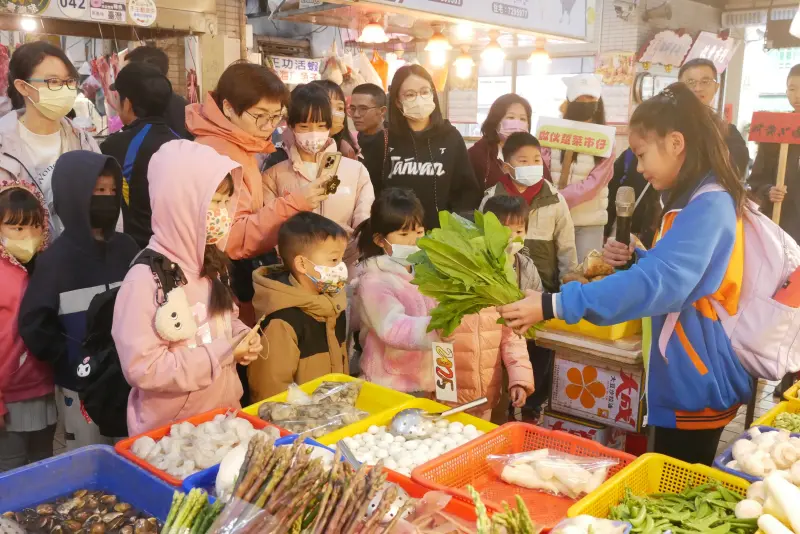 ▲「作伙踅菜市仔2.0」以來自不同班級的資優學生組成核心學員群，接受市場走讀與導覽訓練後，再帶領原班同學認識市場裡的人物與故事。（圖／信義房屋提供）