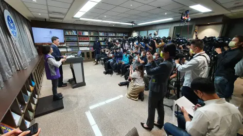 ▲台北地院針對三中案一審判決開記者會說明，當時的重大金融專庭發言人江俊彥，是4年後柯文哲京華城案的審判長。（圖／記者劉松霖攝，2021.10.17）