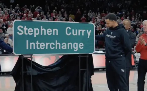 NBA／這條路叫「柯瑞路」！回母校揭牌命名交流道　體壇史上第1人
