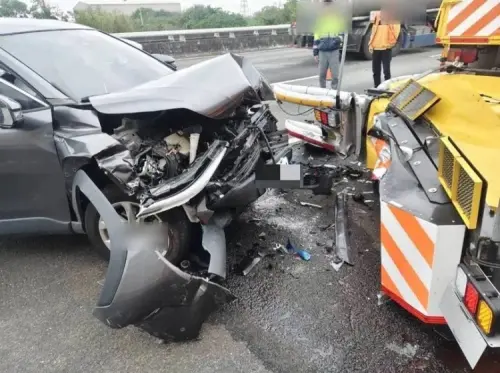 車頭全爛了！國1休旅車猛撞緩撞車　疑精神不濟＋輔助駕駛釀禍
