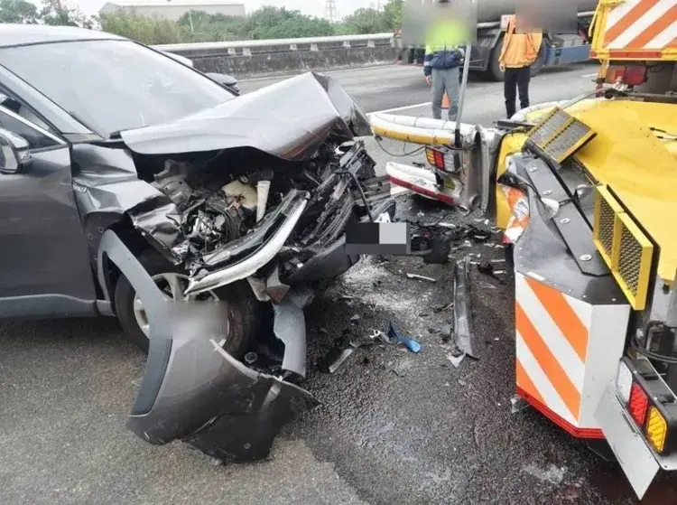 ▲國道1號苗栗公館路段發生追撞事故，導致休旅車車頭全毀、緩撞車車尾也受損。（圖／民眾提供）