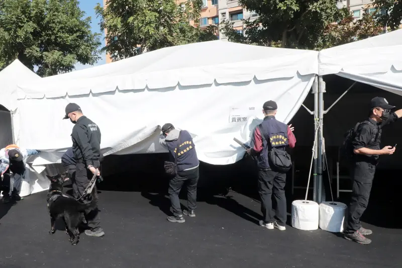 ▲特別增派警力強化治安、交通、防踩踏等勤務，同時活動前出動防爆犬，及派員持金屬探測器對後台、周圍實施場檢，確保安全滴水不漏。(圖／南市府提供)