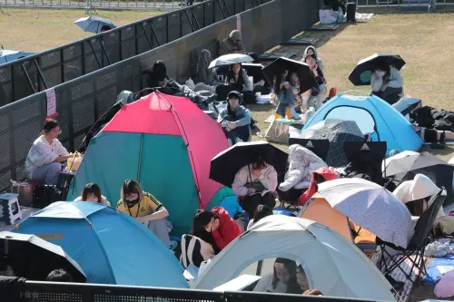 ▲今天上午已有數百名歌迷在現場搶佔最佳位置，有歌迷從台北、台中、高雄前來，甚至昨晚就在台南過夜。(圖／南市府提供)
