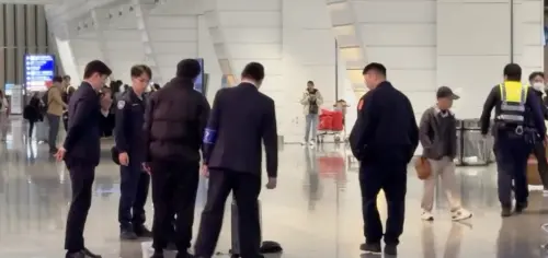 影／行動電源自燃起火！桃機第一航廈傳爆炸聲　旅客手部燒燙傷
