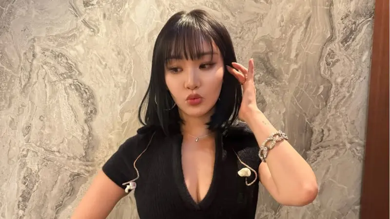 ▲陳芳語6月分手後，近日在社群貼文中曬出與神祕高大男子的貼身合照，肢體互動自然親密，引發是否已有新戀情的猜測，至今本人尚未回應。（圖／翻攝自陳芳語IG@lekimberleyy）