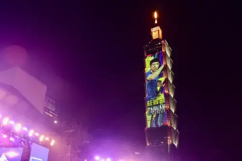 ▲2024年台灣英雄在巴黎奧運亮眼表現以及世界棒球12強賽首度奪冠，台北101施放2025跨年煙火「Team Taiwan Champion」，還將桌球教父莊智淵等人投影上101。（圖／記者葉政勳攝）