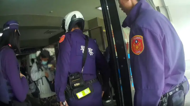 ▲今天一名婦人將菜刀放進包包內，準備進入台中地方法院時，經X光機掃描後被現場人員發現。（圖／翻攝畫面）