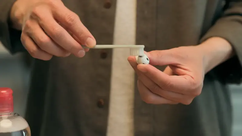 AirPods Pro 髒了怎清？蘋果官方公開清潔法　需靠這罐「卸妝水」