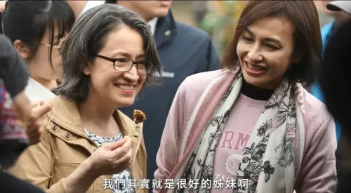 ▲高雄市長參選人邱議瑩今（31）日在社群平台曝光她平時隨身攜帶的物品，其中最引人注目的，則是由她的好姐妹、副總統蕭美琴所贈送的「戰貓幣」。(圖／高雄市長參選人邱議瑩辦公室提供)