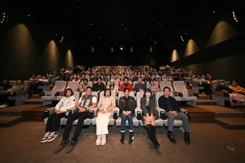 ▲前鎮小港市議員參選人林浤澤於30日晚間舉辦電影《大濛》包場活動，邀請鄉親朋友一同走進戲院，高雄市長參選人立委邱議瑩委員、市議員林智鴻等多位來賓也到場用行動支持國片。（圖／前鎮小港市議員參選人林浤澤提供）