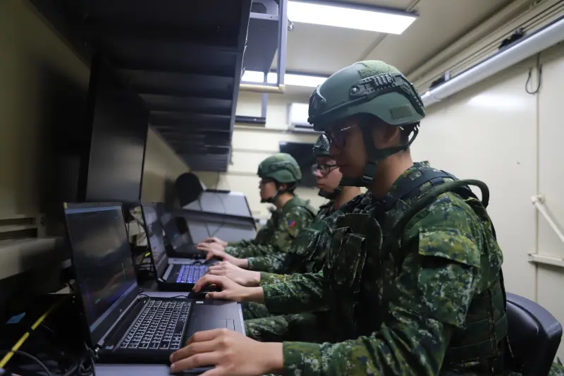 ▲心戰特遣隊罕見配合第四作戰區作戰需求，執行心戰作業車開設與心戰成品產製。（圖／第四作戰區提供）