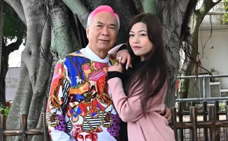 ▲李龍基（左）近日認已與小36歲女友王青霞（右）分手，正式結束這段爺孫戀，他也忍不住在受訪時落淚，認了王青霞早已結婚生子，分手時才得知自己是第三者。（圖／微博@江上月卿- ）