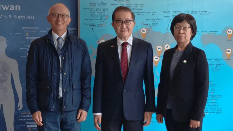 ▲TRPMA 副理事長康照州(左)，TRPMA理事長郭旭崧（中），TRPMA再生醫療委員會召集人王玲美（右）。（圖／TRPMA提供）