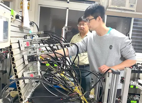 ▲陳俞成(右)藉由專業培訓，成功轉職成為機電工程師，實現薪資與職涯前景的雙重提升。(圖／勞動部高屏澎東區分署提供)