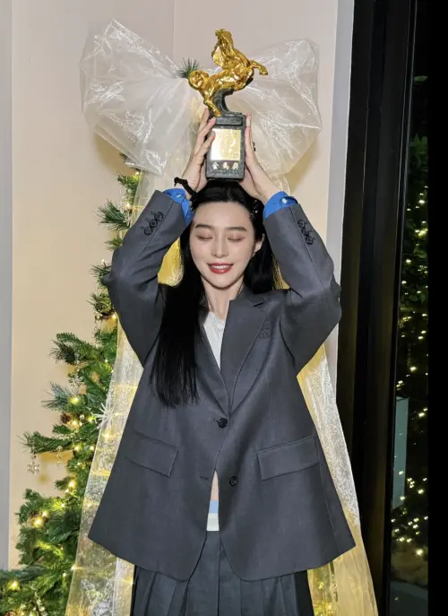 ▲范冰冰開心到把金馬獎座頂在頭上。（圖／摘自 張吉安 Chong Keat Aun臉書）　