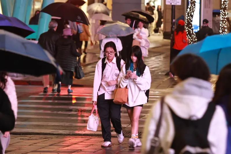 雨彈攪局跨年夜！信義區還沒爆滿、北捷維安升級　2捷運站免費搭