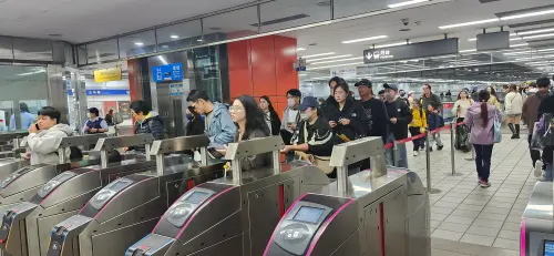 ▲雖然今年受到天候影響，但預期晚間人潮仍將陸續湧入信義區，看好整體運量有機會超越去年。