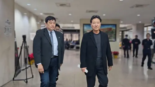 ▲趙少康（右）開庭不忘主持節目的習慣，自己講完不等法官指揮訴訟程序，主動點身旁的葉慶元律師（左）接續發言。（圖／記者劉松霖攝）