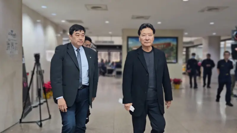    ▲趙少康（右）開庭不忘主持節目的習慣，自己講完不等法官指揮訴訟程序，主動點身旁的葉慶元律師（左）接續發言。（圖／記者劉松霖攝）  