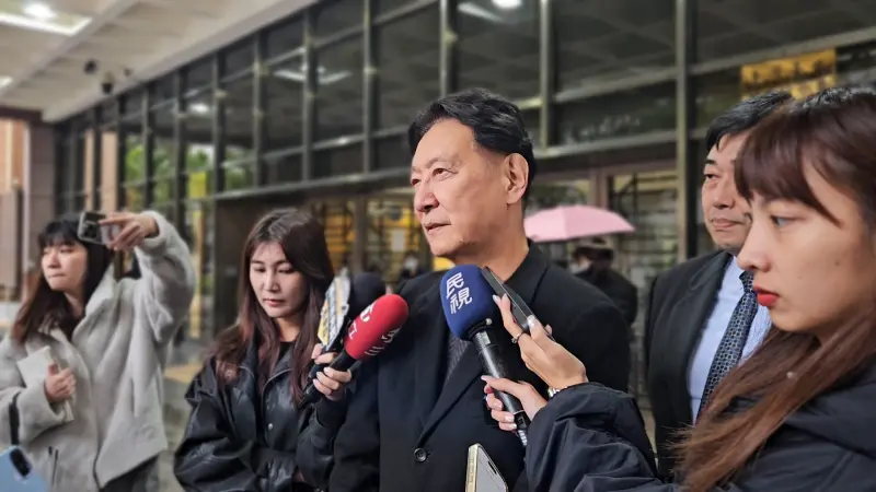    ▲趙少康說起訴書寫他不聽選務人員制止，但他當時背對選務人員，沒聽到制止，而且如果選務人員阻止他亮票他卻不聽，媒體一定會報出來。（圖／記者劉松霖攝）  