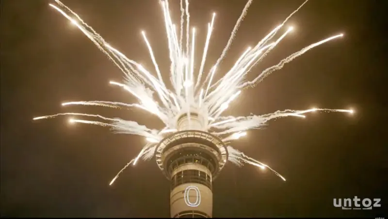 紐西蘭打響新年第一炮！奧克蘭天空塔煙火璀璨迎接2026年