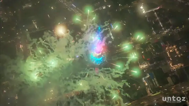    ▲紐西蘭奧克蘭天空塔施放煙火，為2026年拉開序幕。（圖／翻攝自YT@Untoz直播畫面）  