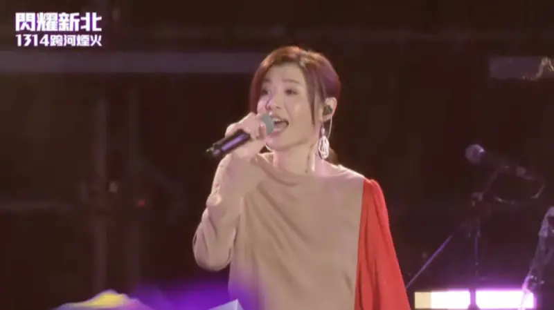 55歲蘇慧倫淋雨登新北跨年!凍齡狀態太扯了 粉狂喊:美得不科學