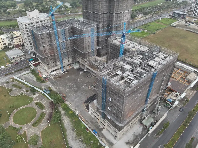 ▲營建剩餘土石方管理及去化議題引發關注，高市府30日邀集相關局處、建商業者及營建剩餘土石方資源處理業者溝通協調，就制度執行方向達成處理共識。（圖／高市府工務局提供）