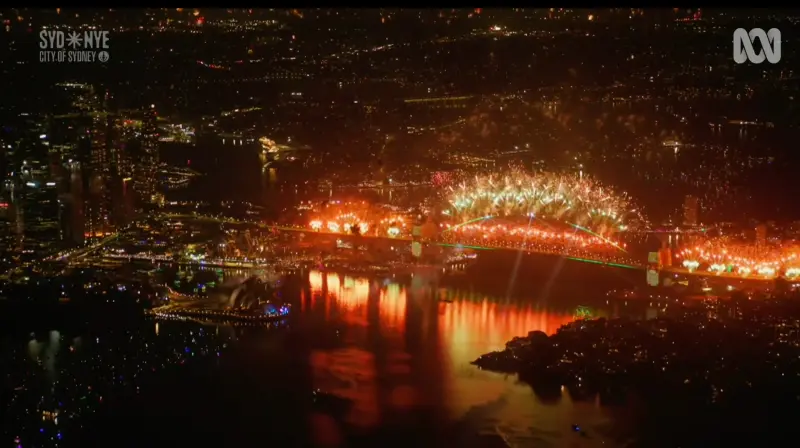    ▲澳洲雪梨施放跨年煙火，迎接2026年到來。（圖／翻攝自YT@ABC直播）  