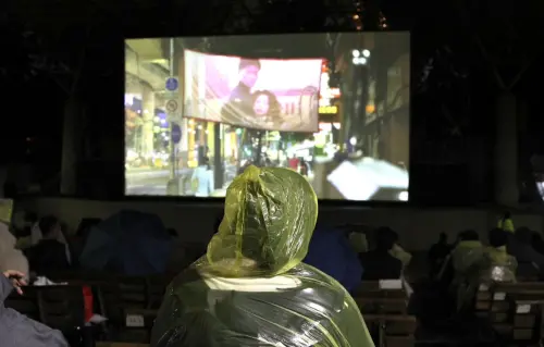 《愛情萬歲》邊哭邊跨年遇雨襲！粉絲下午4點半大安森林公園排隊
