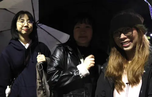 ▲阿希（左起）約了好友珮愉、魚一起來大安森林公園，參加《愛情萬歲》邊哭邊跨年的活動，但她們都覺得自己應該擠不出眼淚來。（圖／記者朱永強攝）