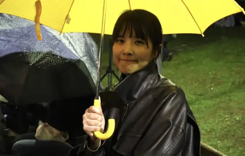 ▲楊小姐本月中才失去愛犬，還沒辦法留在家中怕觸景傷情，跨年夜決定出門到大安森林公園，參加《愛情萬歲》邊哭邊跨年的活動。（圖／記者朱永強攝）