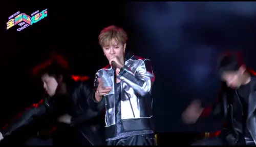 ▲羅志祥今晚現身嘉義跨年舞台，又唱又跳讓全場嗨翻。不過在演唱台語歌〈做伙〉時，他不小心手滑掉mic，讓網友笑虧：「小豬是真唱啊。」（圖／嘉義+1 We Chiayi YT）