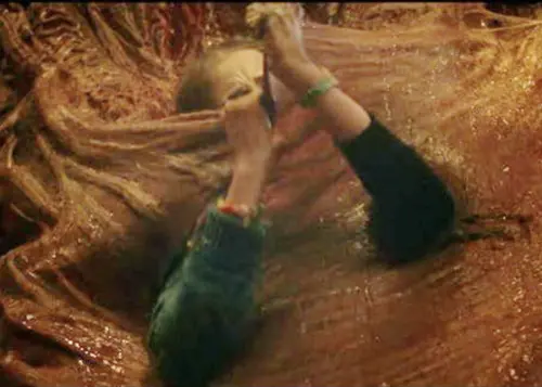 ▲《怪奇物語》出現穿幫的戲服，Netflix火速除錯，把有問題的運動服商標去掉。（圖／摘自Netflix）