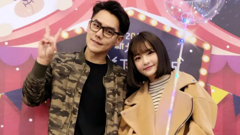 ▲《大學生了沒》Nina（右）跨年夜宣布重大消息，她和千萬CEO老公小新宣布離婚。（圖／曾小新 吉他小新IG＠helloguitar）