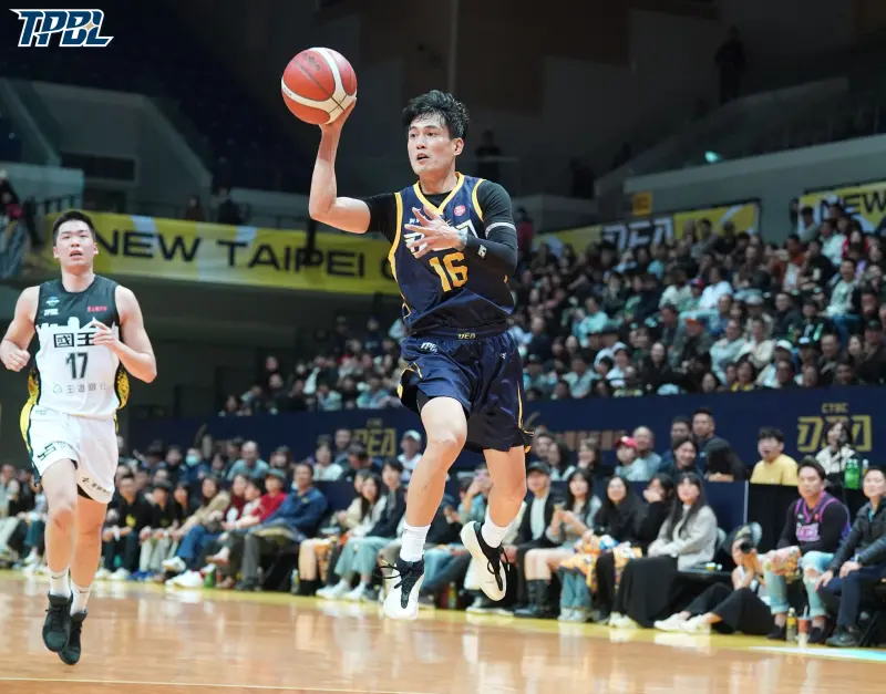 ▲特攻全隊士氣大振，憑藉第3節的攻勢拉開比分，最終以94：82擊敗國王，守護住主場勝利，目前戰績 9 勝 6 敗，距離聯盟龍頭僅剩1.5場勝差。賽後挹注10分的林韋翰公開感謝陪他走過復健低潮的訓練員「Allen」林冠綸。（圖／TPBL提供）