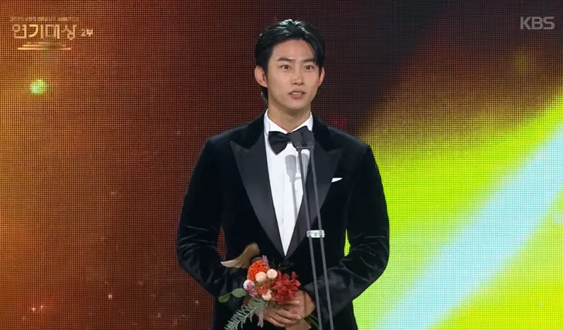 ▲玉澤演（如圖）與徐玄在今（31）日的《KBS演技大賞》中同獲優秀獎，即將在明年春天結婚的玉澤演還直接在台上曝光未婚妻本名，甜蜜告白：「我愛妳」。（圖／YouTube@KBSdrama）