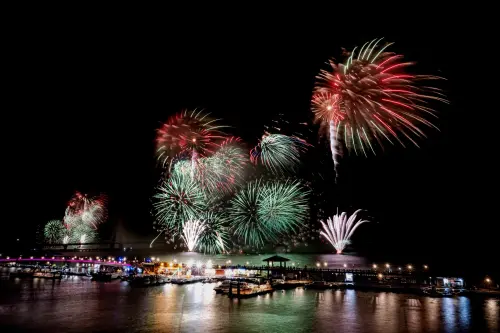 ▲漁人碼頭的夜空看見煙火點亮了。（圖／新北水漾臉書）