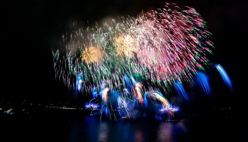 ▲2026年新北淡水13分14秒超長煙火秀由「世界地標煙火首選團隊」法國Groupe F操刀煙火設計。（圖／新北水漾臉書）