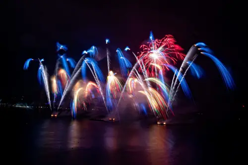 ▲《萬花之河・冬之樂章》，以三幕篇章呈現多層次煙火煙火總長13分14秒，共35,520發為歷年最多。（圖／新北水漾臉書）