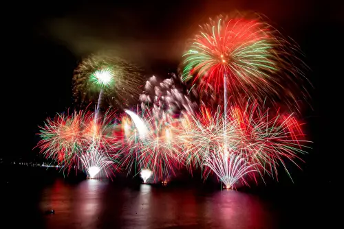 ▲「閃耀新北1314跨河煙火」在20點26分施放。（圖／新北水漾臉書）