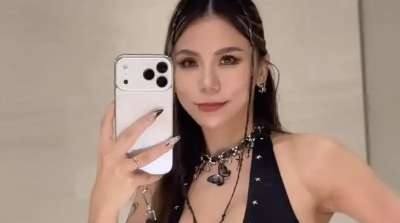 ▲百萬YouTuber蕾菈（如圖）恢復單身3個多月，今（31）日稍早於社群曬出破尺度辣照，穿著「ㄨ」字黑色馬甲，洩出傲人酥胸及纖細腰際線，破尺度畫面讓大票粉絲快噴鼻血。（圖／翻攝自蕾菈IG）