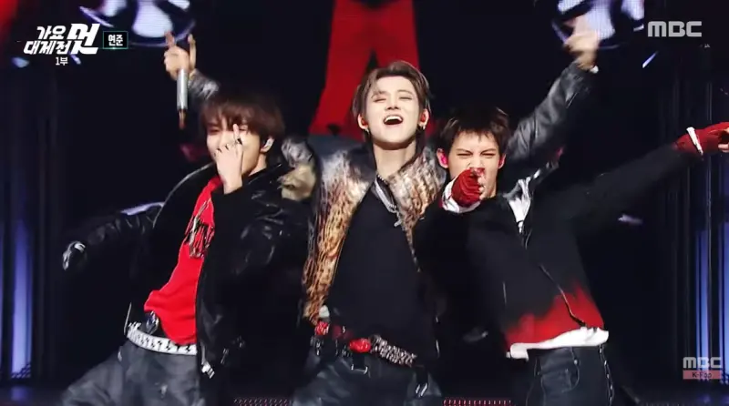 ▲CORTIS成員趙雨凡（右）在今（31）日於《MBC歌謠大祭典》合體師兄TXT成員然竣（中）、BOYNEXTDOOR成員雲鶴（左），3人台上熱舞帥到粉絲不敢相信，直呼：「太幸福」。（圖／YouTube@MBCkpop）