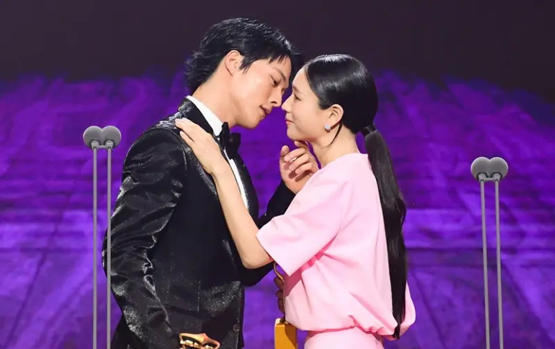 張基龍、安恩真得最佳情侶!台上差點親下去 深情對望甜翻全場