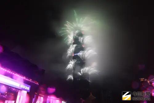▲今（1）日全台灣在一陣煙火聲之下，迎接了新的一年到來，台北101跨年煙火秀更是台灣主場，NOWNEWS今日新聞記錄下現場絕美一瞬間。（圖／記者葉政勳攝,2026.01.01）