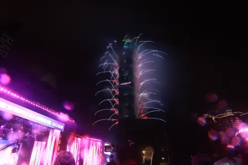 ▲2026年台北101跨年煙火秀，雖然受到雨勢影響，但煙火依舊美麗。（圖／記者葉政勳攝,2026.01.01）