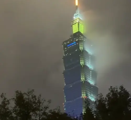 ▲台北天空塔指向的方位就能看到台北101。（圖／Threads@jogahuang0117）