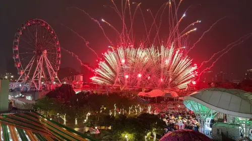 ▲台北兒童新樂園於晚間7點率先施放300秒煙火，與紐西蘭同步迎接新年。（圖／兒童新樂園臉書）