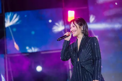 ▲梁文音以溫柔歌聲感動人心，草屯囝仔炒熱現場氣氛，舞炯恩展現原民音樂魅力。（圖／屏東縣府提供）